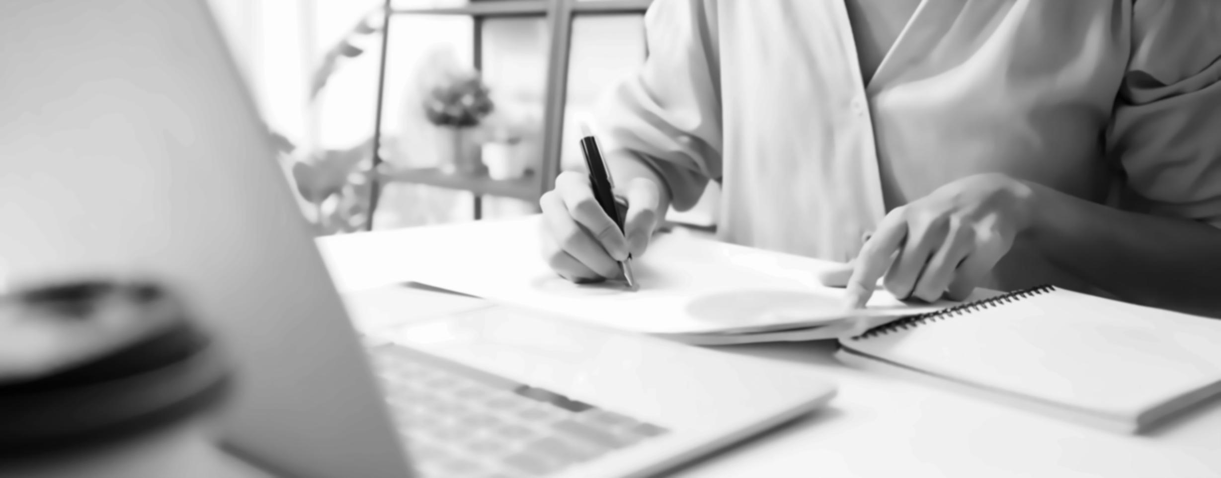 Geschäftstreffen mit Analyseunterlagen und Diagrammen